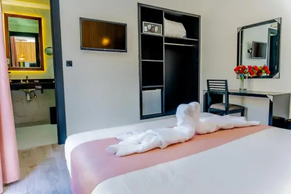 Hotel Les Ambassadeurs 9